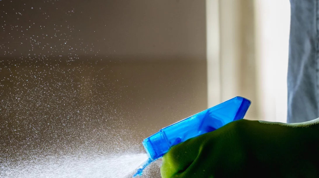 Οινόπευμα, αντισηπτικά ή χλωρίνη; Τι εξουδετερώνει τον κορονοϊό - και άλλα 2 Q+A