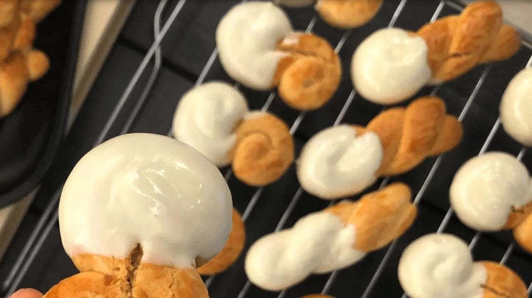 Πασχαλινά κουλουράκια με επικάλυψη λευκής σοκολάτας και λεμόνι