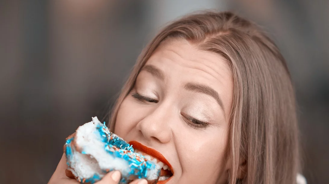 "Όταν έχω άγχος δεν μπορώ να σταματήσω να τρώω" - Τι είναι η συναισθηματική υπερφαγία και πώς αντιμετωπίζεται