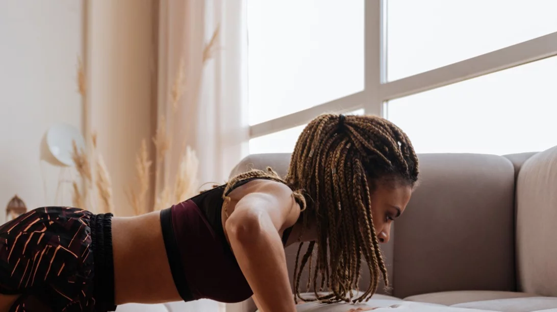 Γυμναστική στο σπίτι: 7 ασκήσεις για όλο το σώμα που μπορείς να κάνεις από τον καναπέ σου