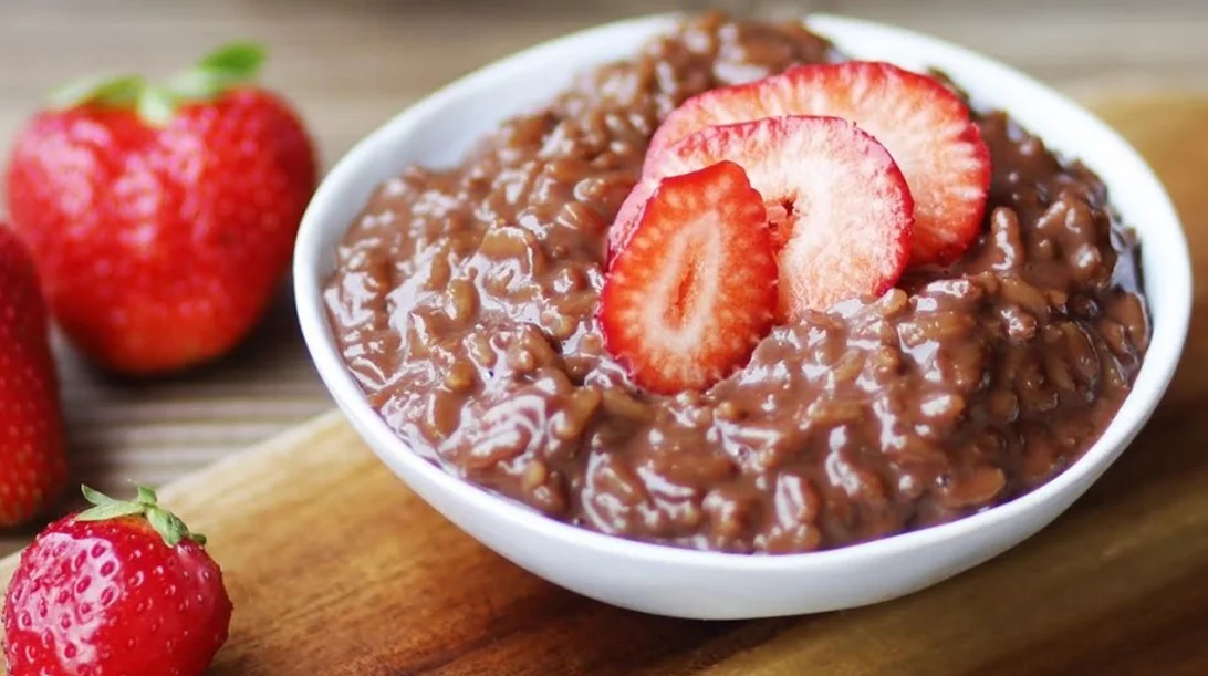 Ρυζόγαλο με Καστανό Ρύζι 10’ με σοκολάτα, πορτοκάλι και φράουλες