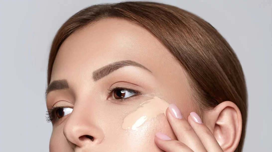 Ποια υφή μέικ απ να επιλέξω ανάλογα με τις ανάγκες μου και πώς θα διαλέξω τη σωστή απόχρωση;