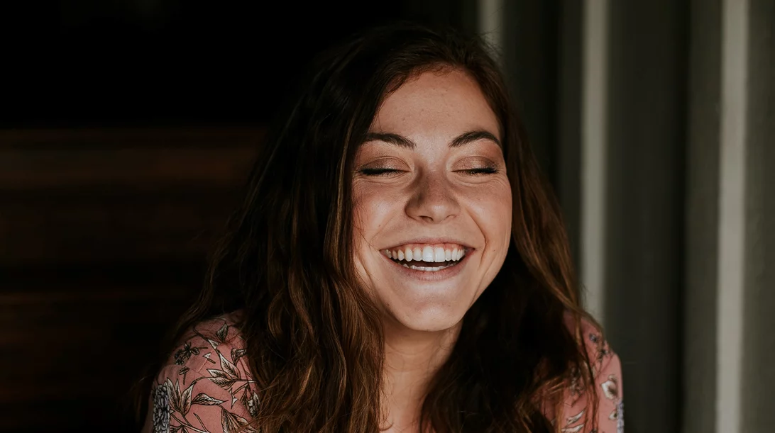 Πώς θα απαλλαγείς από τις λευκές κηλίδες στα δόντια