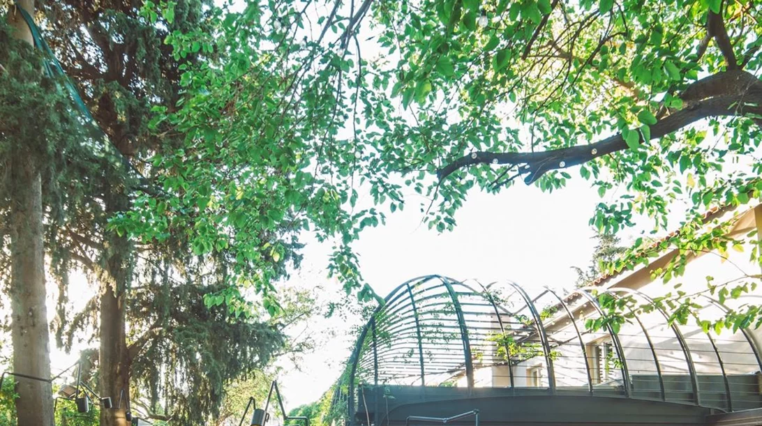 Μια πραγματική όαση στην Κηφισιά σε περιμένει αυτό το καλοκαίρι