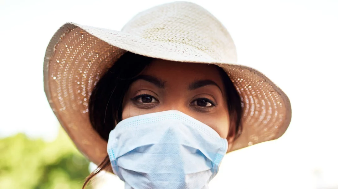 Προστατευτική μάσκα προσώπου το καλοκαίρι: Πώς θα αποτρέψεις την ακμή που μπορεί να προκαλέσει;
