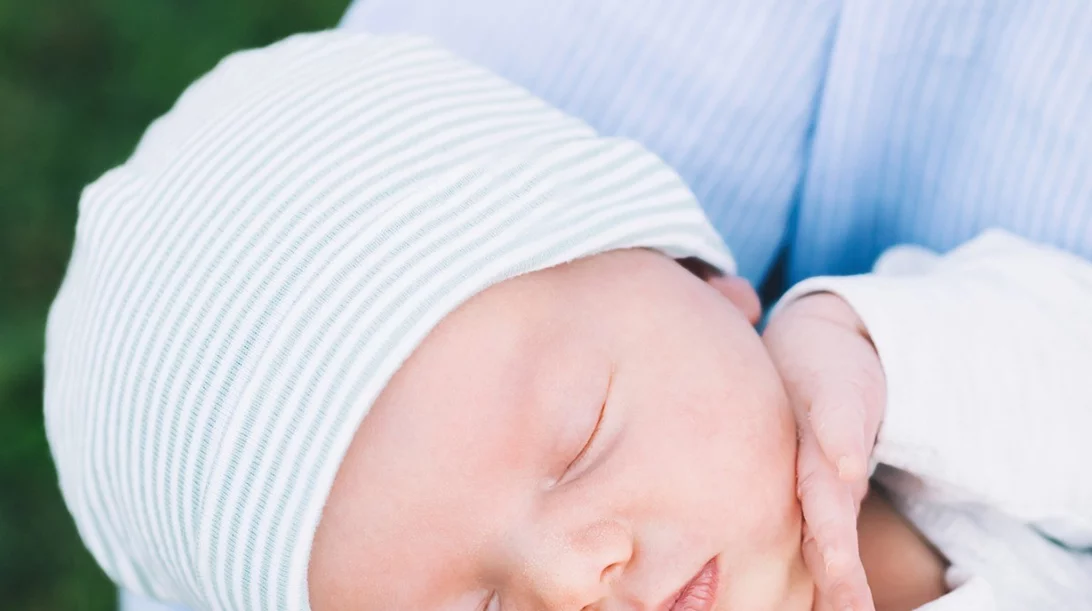 Ύπνος το καλοκαίρι: Πώς θα ντύσεις το μωρό σου για να μη ζεσταίνεται