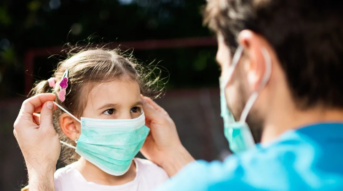 Μάσκα στα παιδιά στο σχολείο: Πώς θα βοηθήσουμε το παιδί μας να τη συνηθίσει;