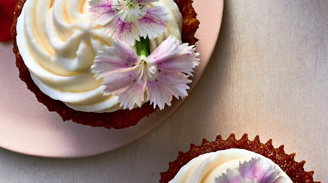 Συνταγή για cupcakes χωρίς γλουτένη, με frosting από γιαούρτι