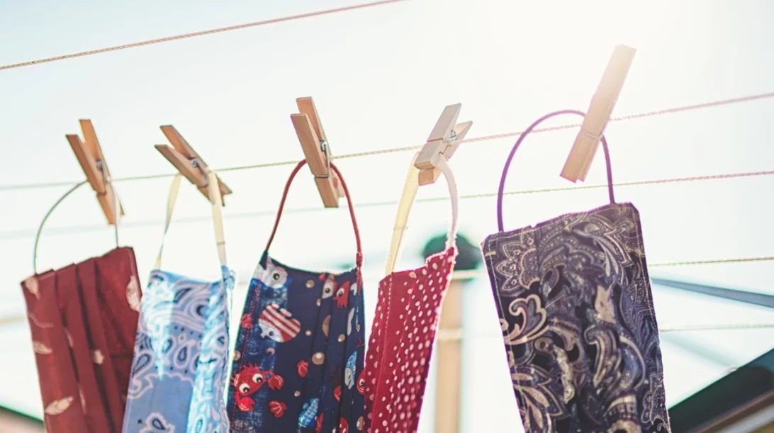 Τώρα που είναι υποχρεωτική η χρήση μάσκας: Ποιο ύφασμα να προτιμήσεις και σε τι διαφέρει η υφασμάτινη μάσκα από τη χειρουργική