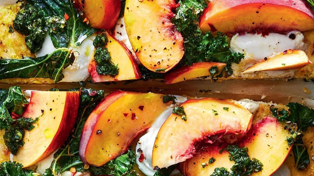 Πίτσα με μπουράτα, ροδάκινο και kale σε βάση από κολοκυθάκια