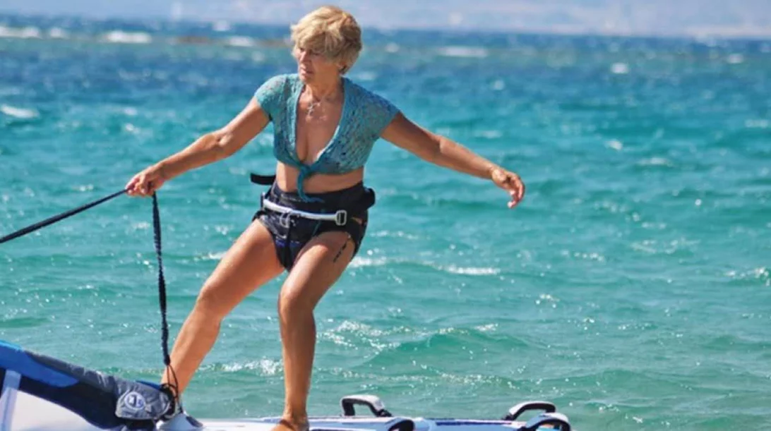 Αναστασία Γερολυμάτου: Στα ρεκόρ Γκίνες η 82χρονη windsurfer