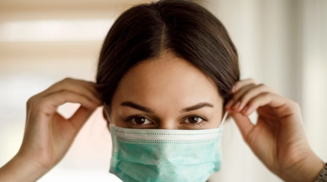 Κομψή με μάσκα | 5 χτενίσματα για να μην πονάνε τα αφτιά σου