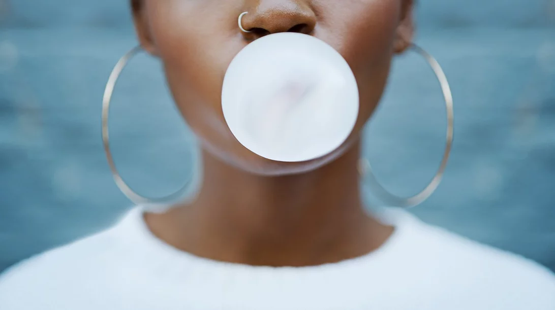 Κατάποση τσίχλας: Τι (πραγματικά) συμβαίνει στον οργανισμό μας;