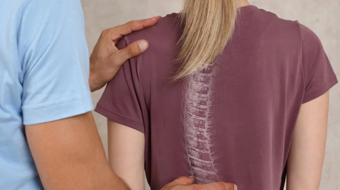 Σκολίωση | Ο πόνος που προκαλεί και οι τρόποι αντιμετώπισης