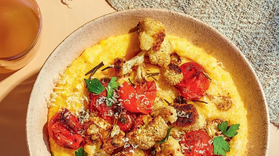 Κουνουπίδι ραγού και ντομάτα πάνω σε πολέντα με τραγανό δεντρολίβανο