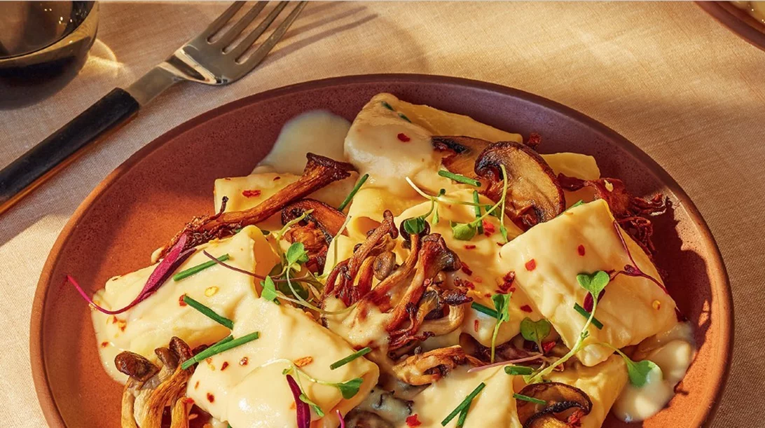 Συνταγή για μακαρόνια με σάλτσα και τραγανά μανιτάρια