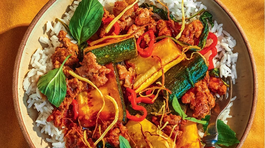 Τηγανητά κολοκυθάκια με χοιρινό, πιπεριές και ρύζι