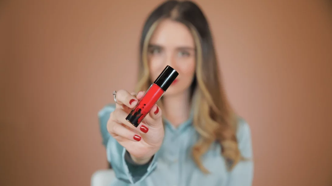 Πώς να κάνεις juicy τα χείλη σου με κόκκινο κραγιόν