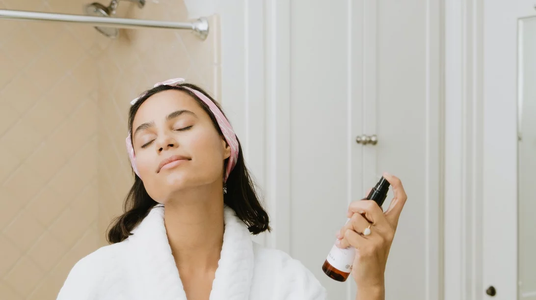 Πώς να διατηρώ την επιδερμίδα μου ενυδατωμένη και λαμπερή καθημερινά;