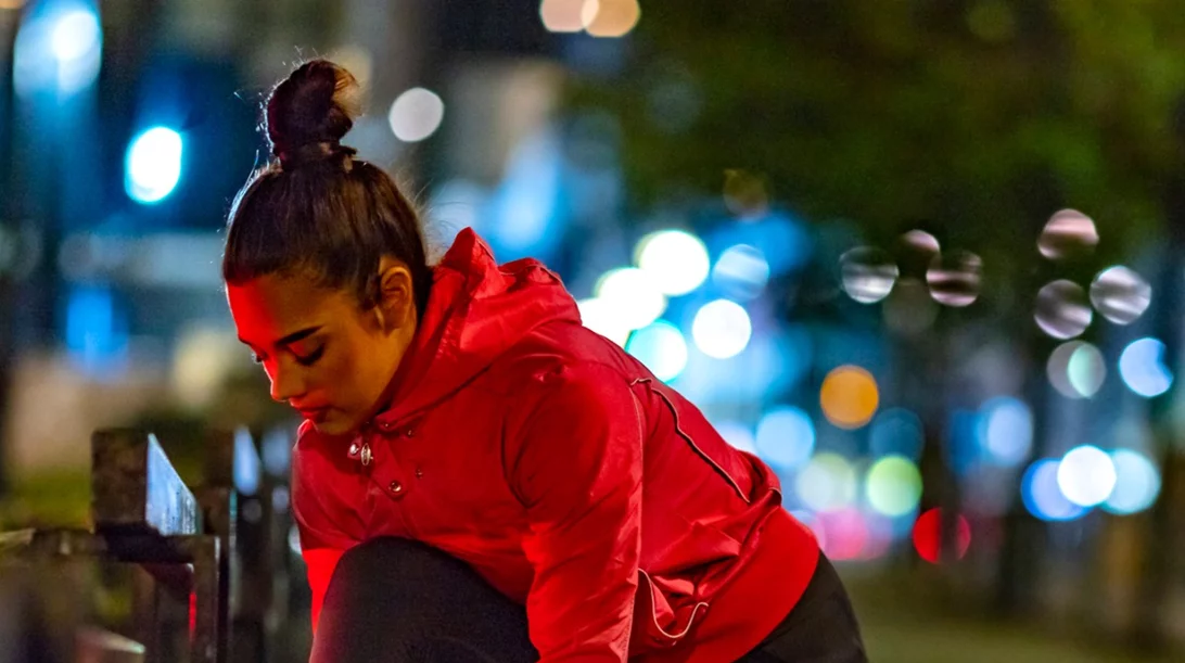 Βραδινό τρέξιμο; Τι χρειάζεσαι για να το κάνεις σωστά (η ώρα, οι τροφές, η διαδρομή)