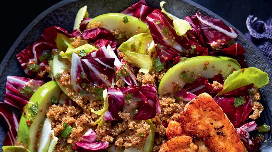 Σαλάτα με ραδίκια, χαλούμι και μήλο