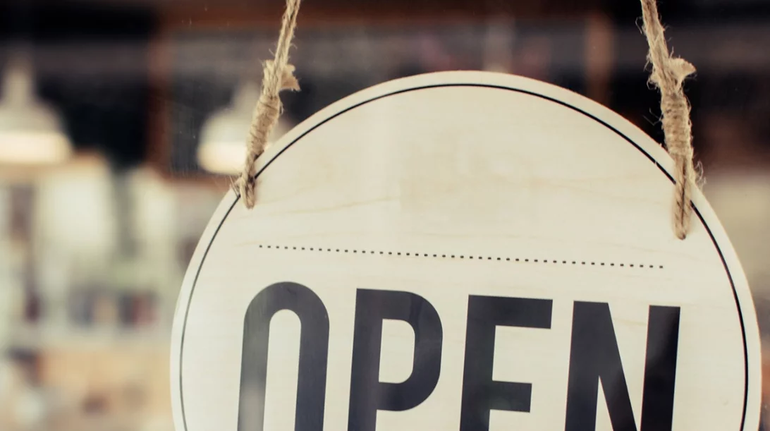 Η ζωή μετά τον εμβολιασμό για COVID-19: Θα αγκαλιαζόμαστε, θα ταξιδεύουμε, θα φοράμε μάσκα;