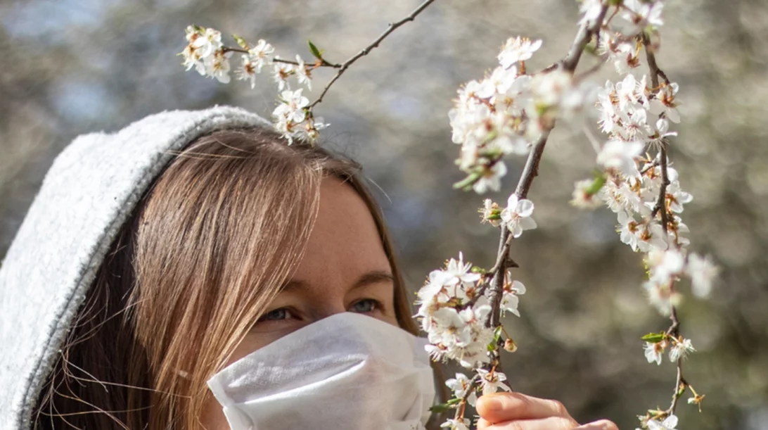Έρευνα: Η αυξημένη γύρη στον αέρα λόγω άνοιξης αυξάνει τον κίνδυνο λοίμωξης Covid-19