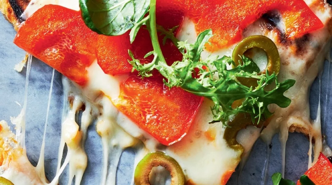 Πίτσα με σάλτσα από ντοματίνια, πράσινα λαχανικά και τραγανή κρούστα