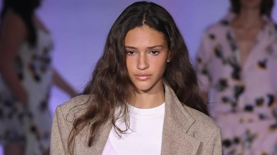 Μακριά μαλλιά που δείχνουν άτονα, χωρίς ζωντάνια; 5 μοντέρνα hairstyles που θα τους δώσουν στιλ στη στιγμή