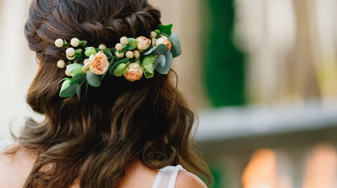 Παντρεύεσαι; 5 νυφικά χτενίσματα που μπορείς να κάνεις ακόμα και μόνη σου