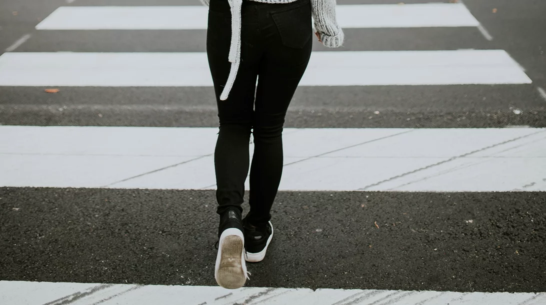 Πόσα βήματα τη μέρα μειώνουν έως και 50% τον κίνδυνο εμφάνισης άνοιας;