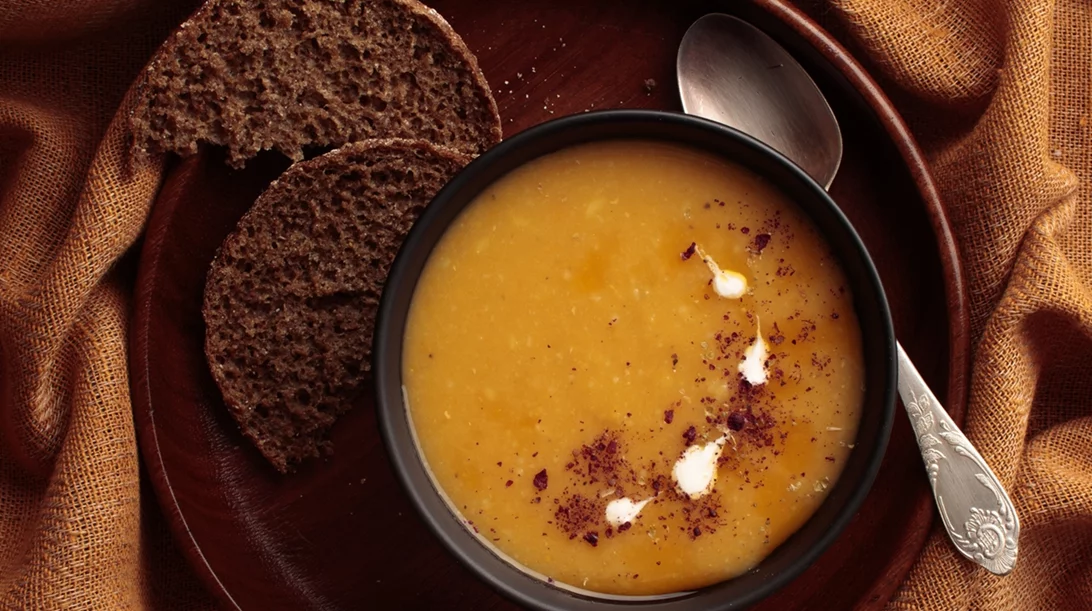 "Η βροχή θέλει κουτάλι": Η βελούδινη σούπα γλυκοπατάτας του Άκη Πετρετζίκη