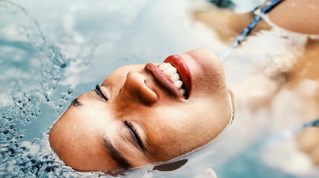 Θαλασσινό νερό: Tα οφέλη στην ομορφιά σου (κάνε πίλινγκ, ποδόλουτρο, μάσκες)