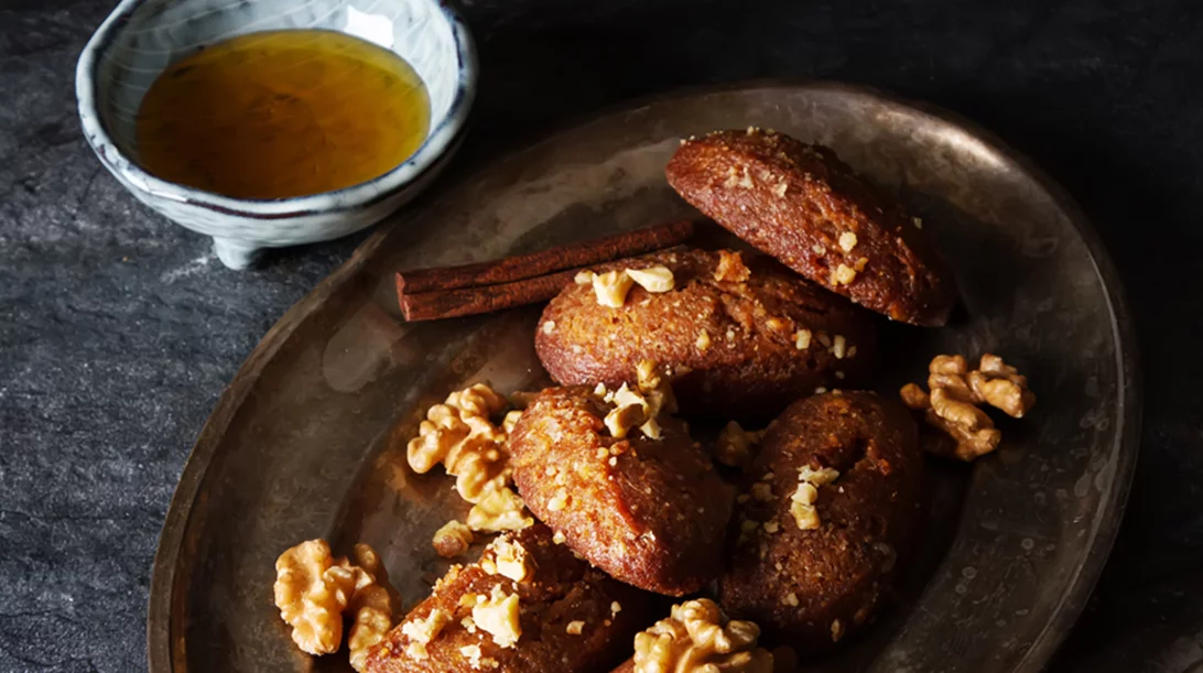 Μελομακάρονο, κουραμπιές ή δίπλες; Ποιο γλυκό είναι πιο υγιεινό;