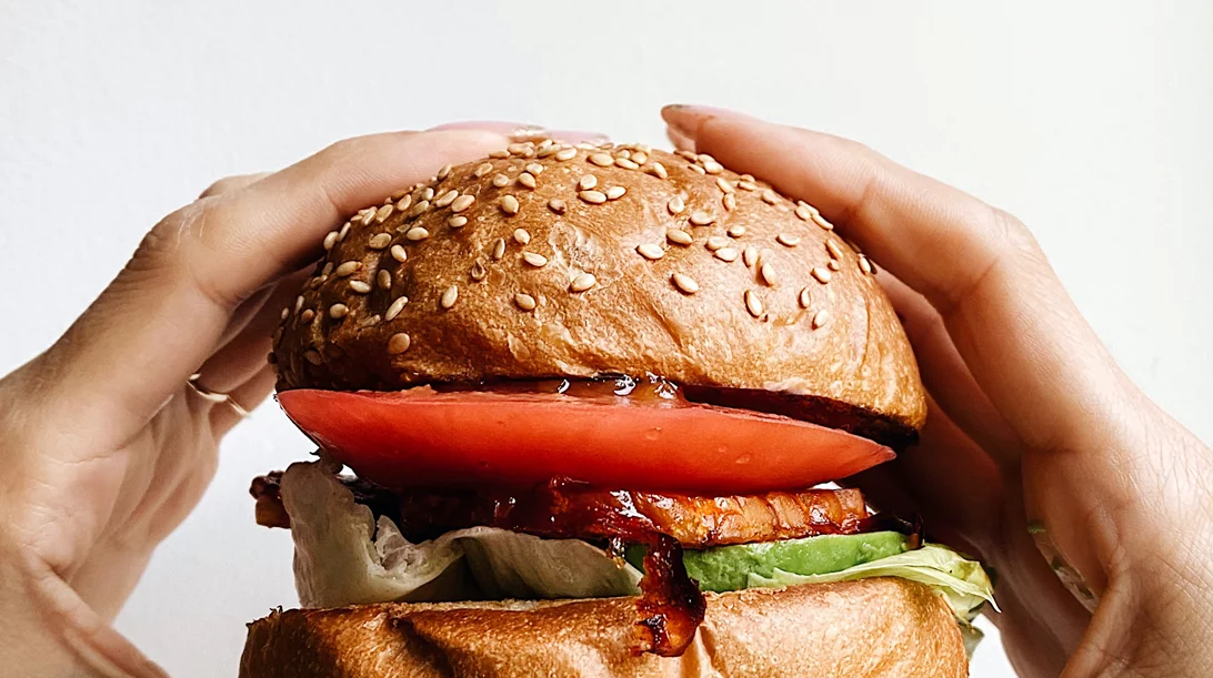 Επιθυμία για burger και κρέας: Να σε ποιο στοιχείο μπορεί να έχεις έλλειψη