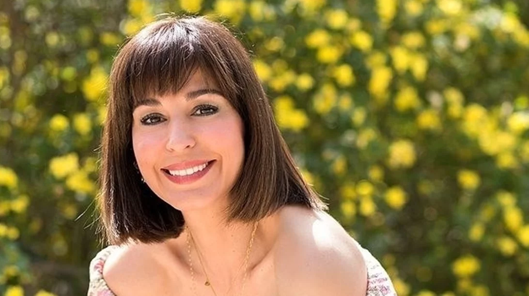 Η Κατερίνα Παπουτσάκη φόρεσε την κολακευτική σκιά που κάθε γυναίκα με καστανά μάτια πρέπει να δοκιμάσει