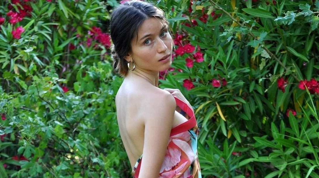 Ευθαλία Παπακώστα: Η πρωταγωνίστρια της σειράς "Μαύρο Ρόδο" μιλάει ανοιχτά για τη σεξουαλική παρενόχληση που δέχτηκε από σκηνοθέτη