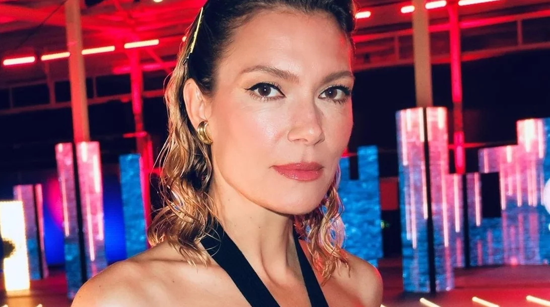 Βίκυ Καγιά: Προτείνει ένα (πολύ) σέξι χτένισμα που θα σε κάνει να δείχνεις 10 χρόνια νεότερη