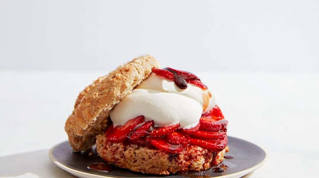 Μπισκοτοκέικ από αλεύρι ντίνκελ με φρούτα και σαντιγί