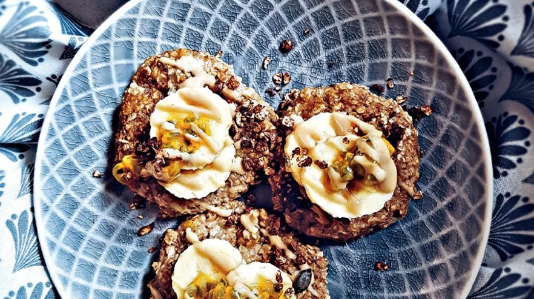 Συνταγή για pancakes πρωινού με βρόμη, μπανάνα και ταχίνι