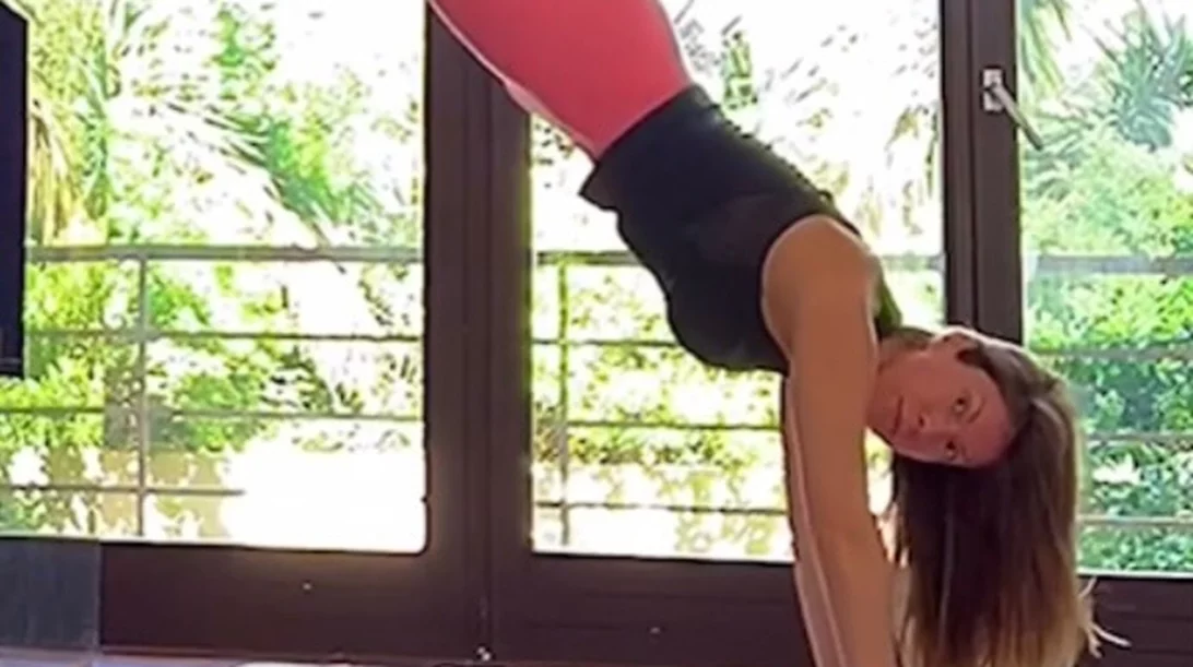 Γύμνασε όλο σου το σώμα μόνο σε έναν τοίχο όπως η Χριστίνα Μαυρίδου