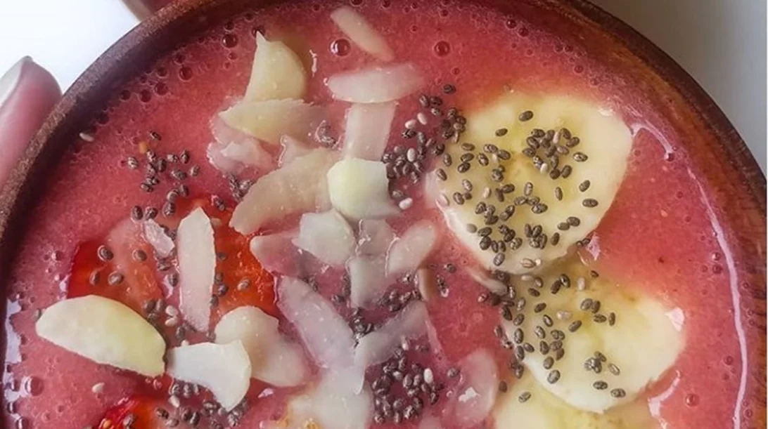 Πρωινό smoothie bowl με μπανάνα και φράουλα