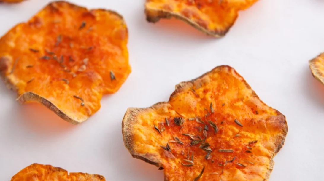 Τσιπς γλυκοπατάτας; Η εύκολη συνταγή για ένα υγιεινό σνακ