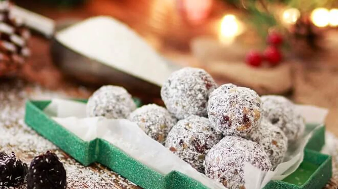 Vegan χριστουγεννιάτικα τρουφάκια χωρίς ζάχαρη, χωρίς αλεύρι, χωρίς βούτυρο