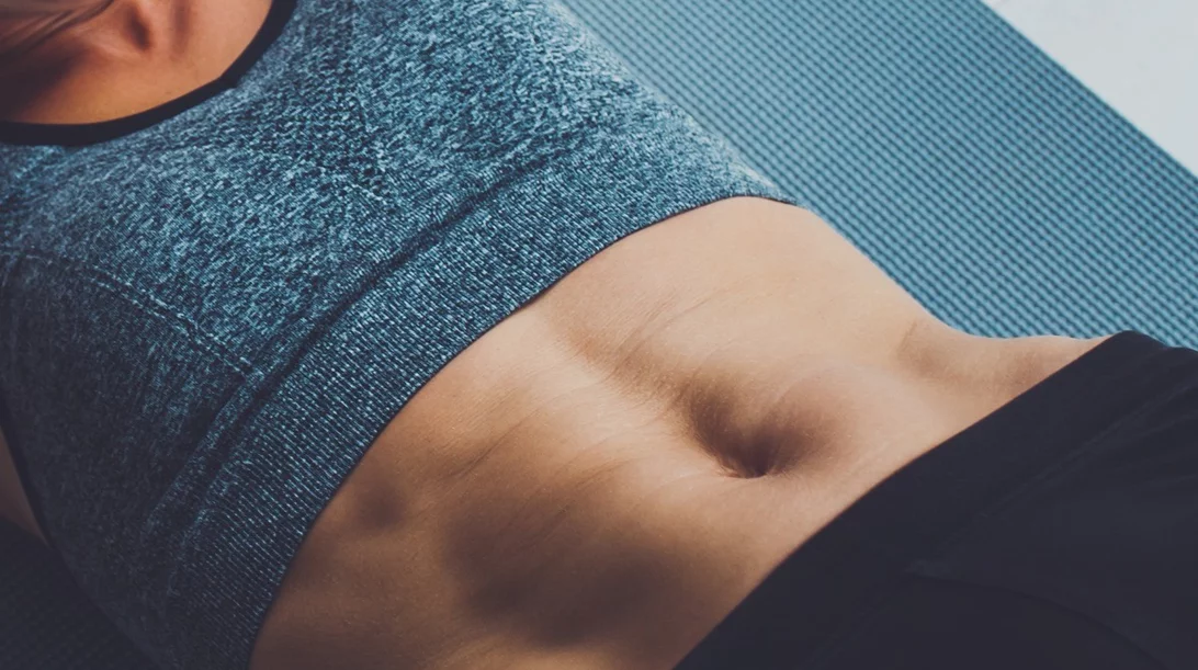 Πώς να φανούν οι κοιλιακοί; 10λεπτη ρουτίνα ασκήσεων για να κάψουμε το κοιλιακό λίπος