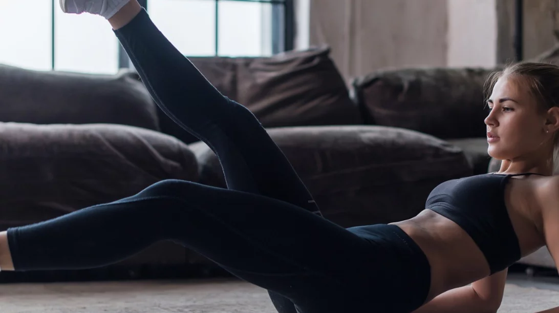 7 ασκήσεις για κοιλιακούς στο σπίτι που θα σου χαρίσουν τη γράμμωση που θέλεις