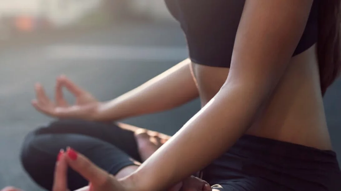 Γιατί το άγχος σε "χτυπάει" στην κοιλιά; Το "εργαλείο" που καίει το κοιλιακό λίπος χωρίς γυμναστική