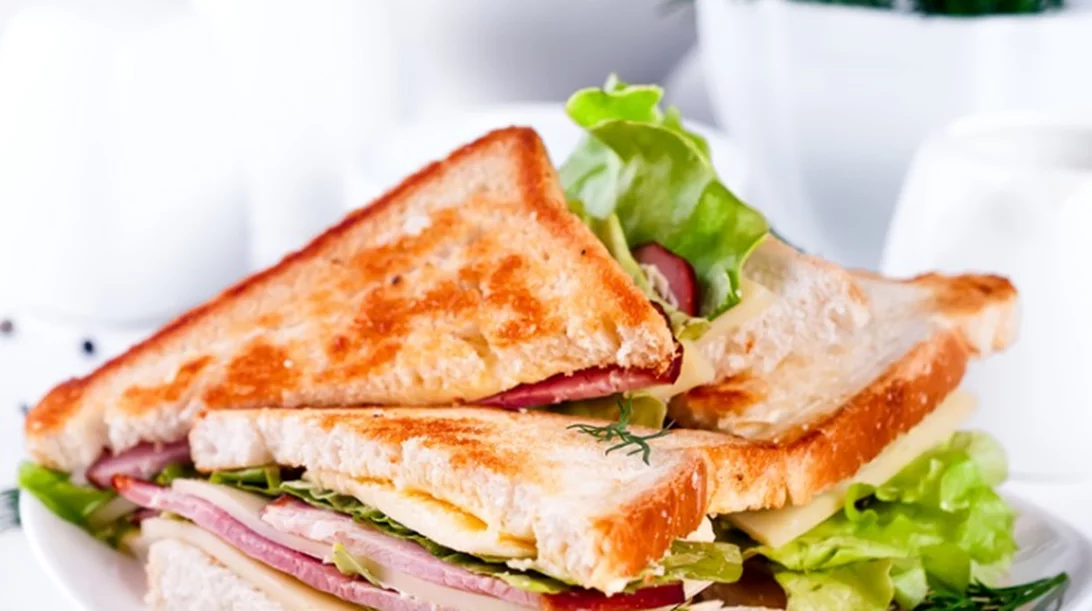 Λάιτ κλαμπ σάντουιτς: 5 υγιεινές παραλλαγές για την πιο νόστιμη σπιτική εκδοχή