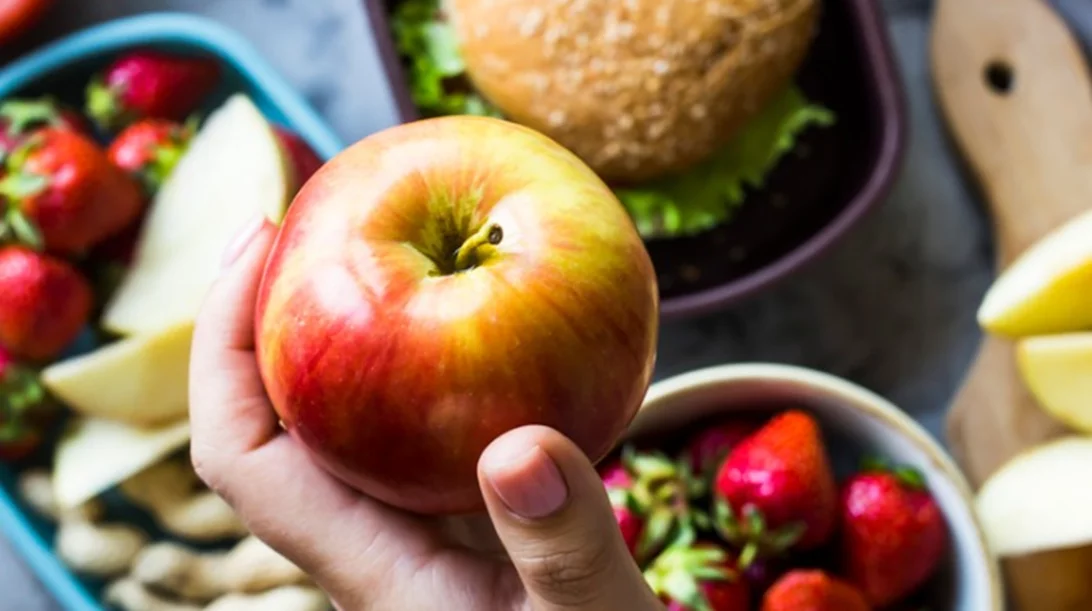 10 τροφές που καταπολεμούν τις φλεγμονές (και εκείνες που τις πυροδοτούν)