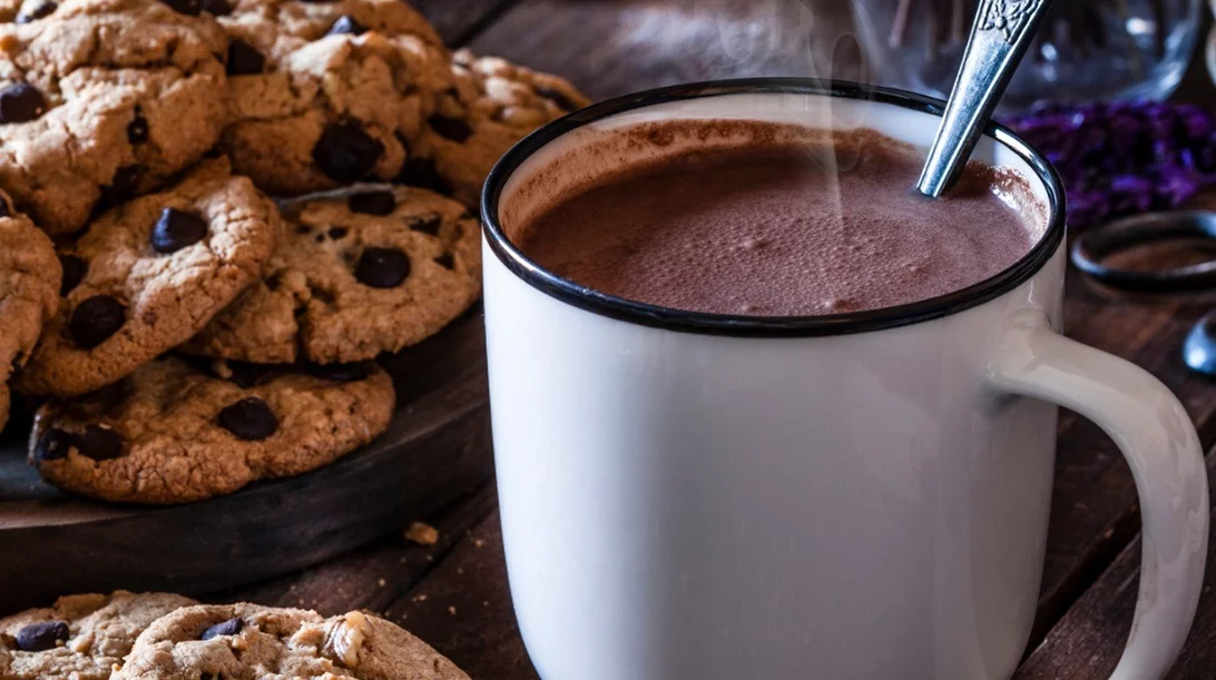 Ζεστή σοκολάτα με matcha, κάρδαμο, κουρκουμά: Το αγαπημένο ρόφημα με την προσθήκη νέων υλικών